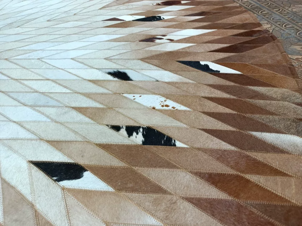 Gradient Patchwork Cowhide Round Rug - Image 4